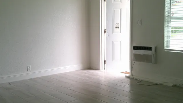 $1,900 | 900 West 9th Street, Riviera Beach, FL 33404