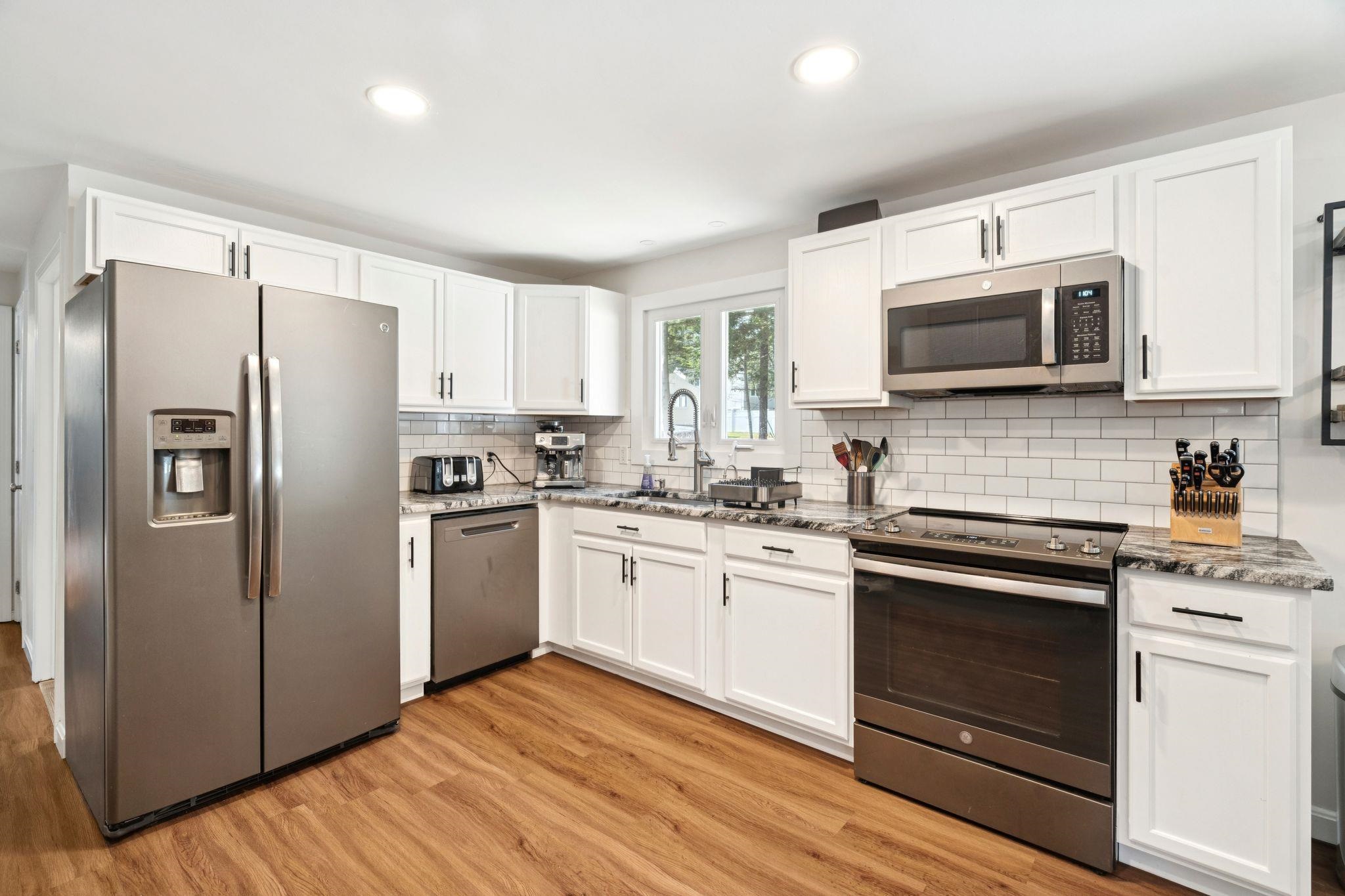 10 Hampton Drive Nashua, NH 03063 - Photo 4 of 28