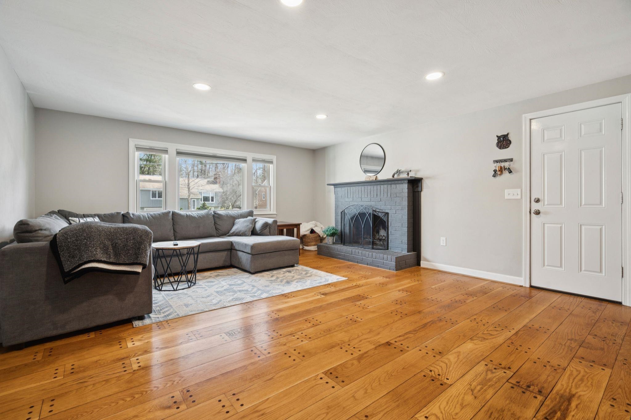 10 Hampton Drive Nashua, NH 03063 - Photo 7 of 28