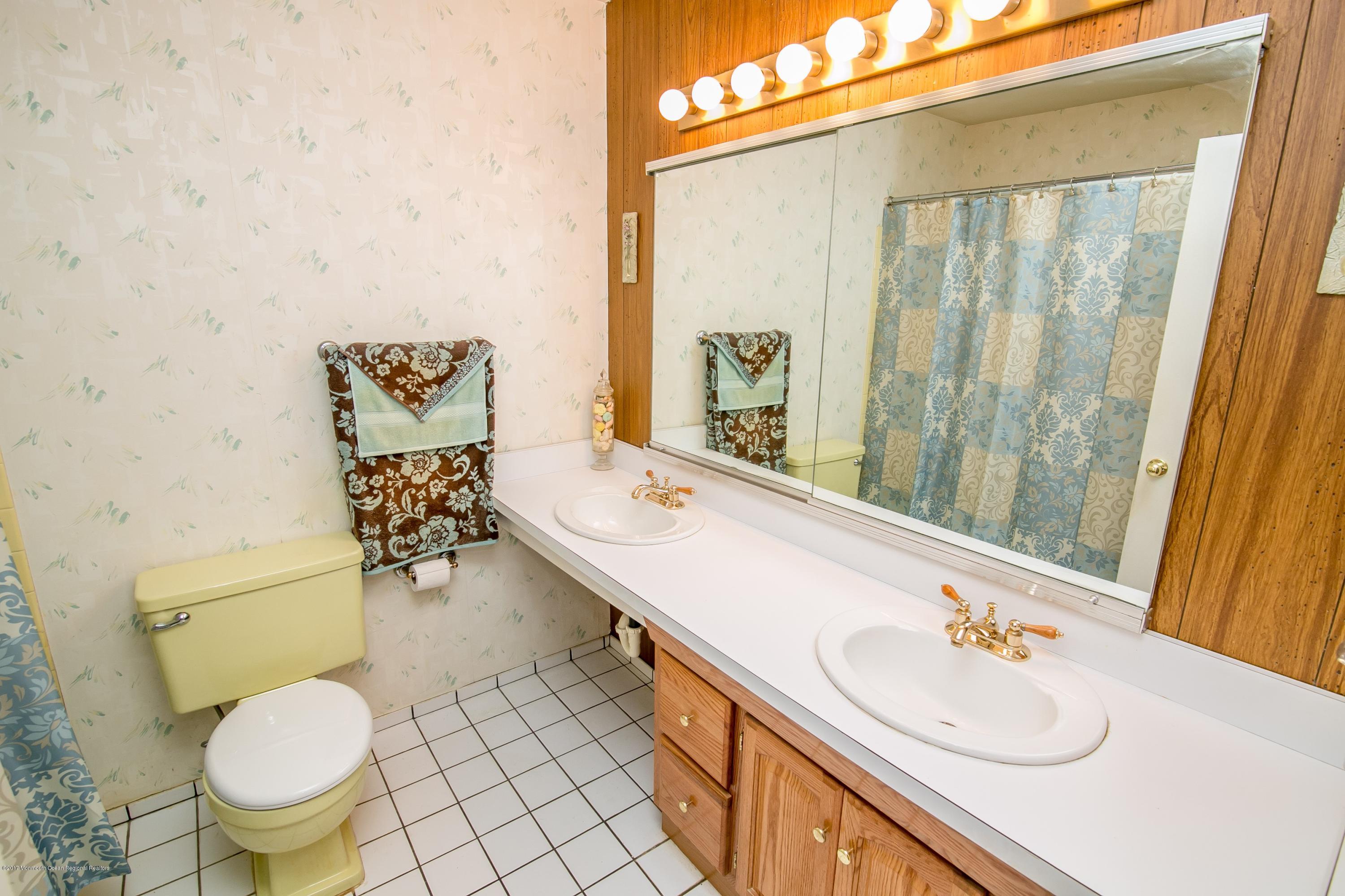 24 Collingwood Road Marlboro, NJ 07746 - Photo 24 of 25 Main Bath