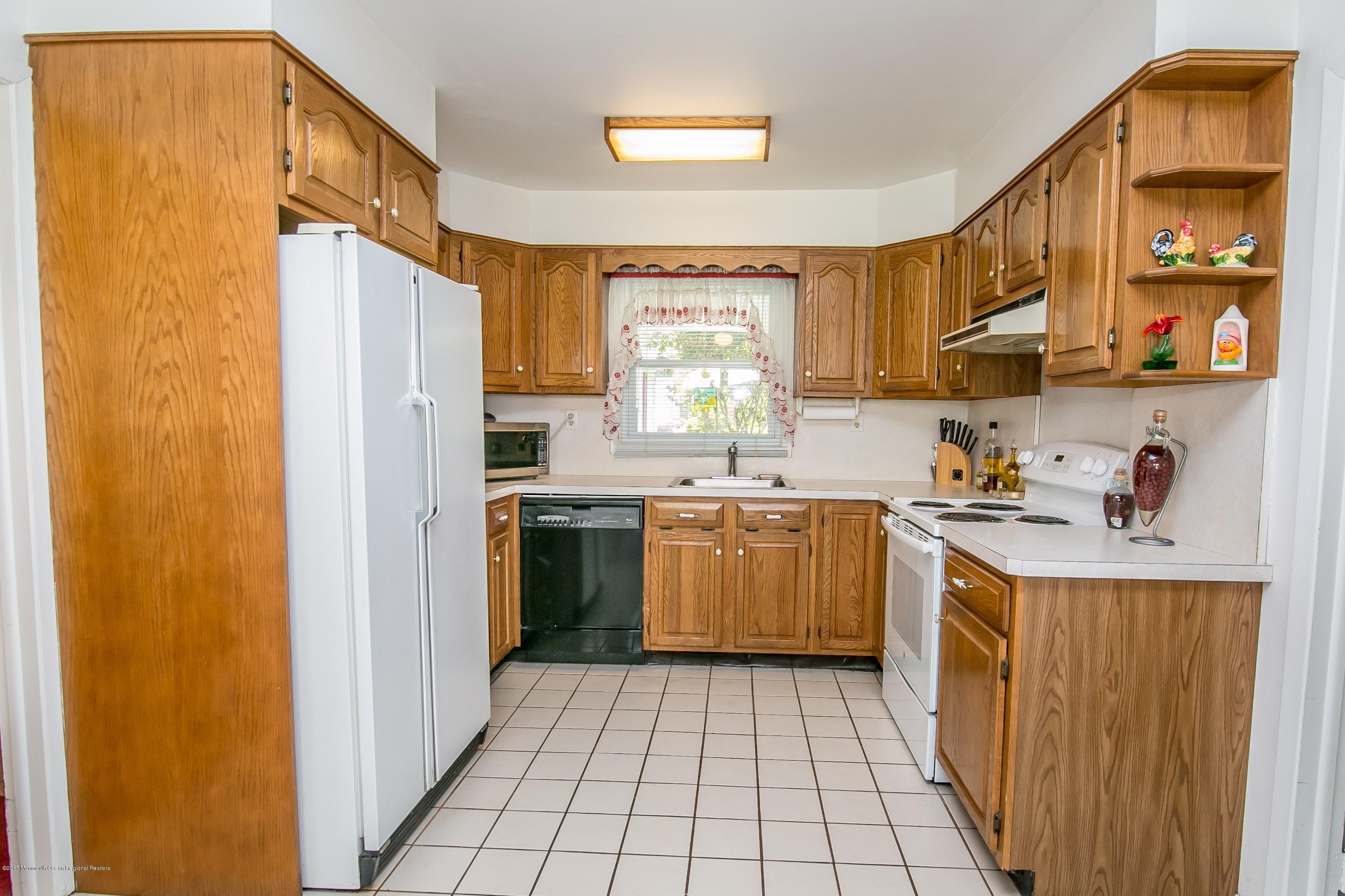 24 Collingwood Road Marlboro, NJ 07746 - Photo 9 of 25 Kitchen