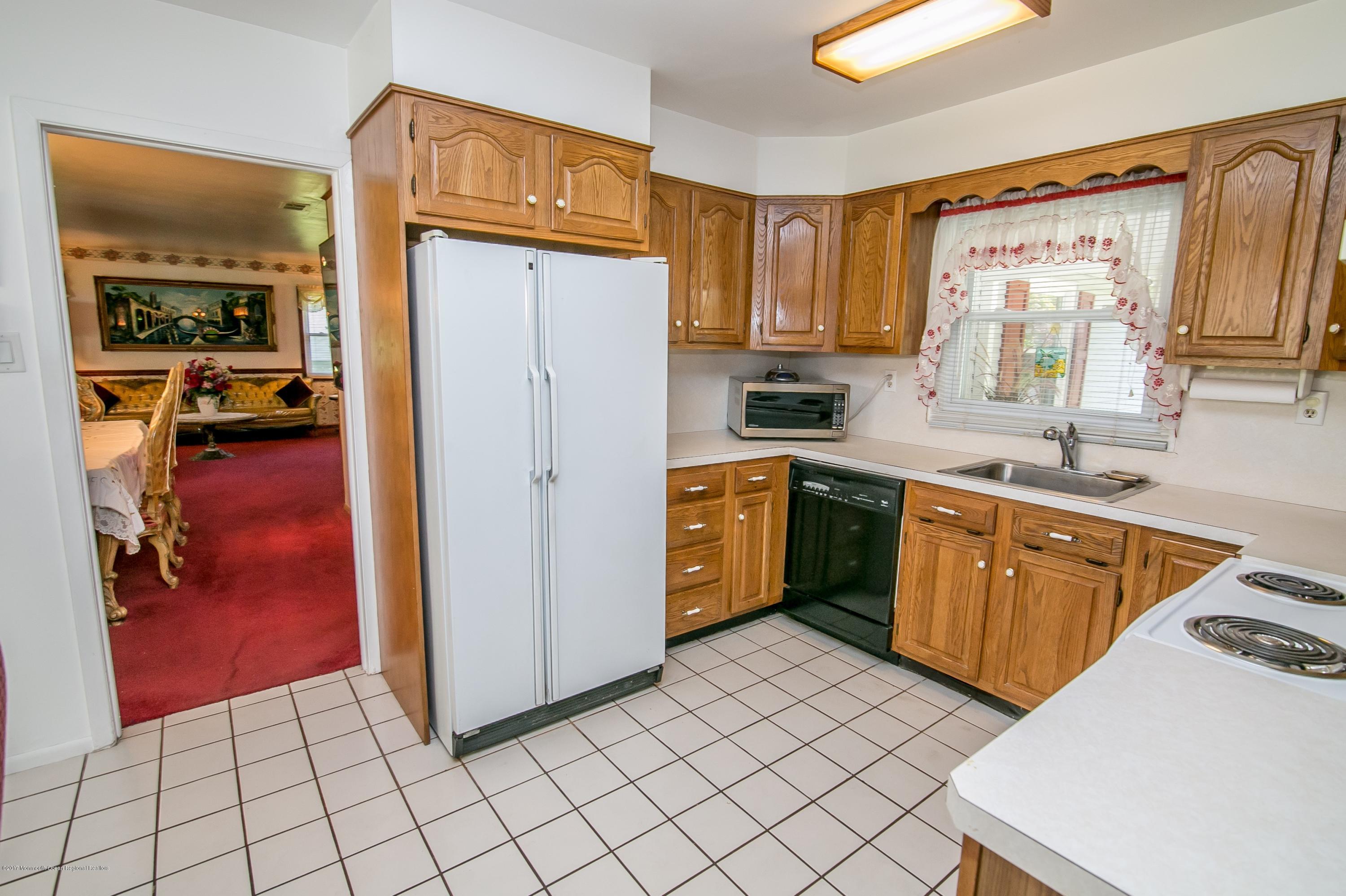 24 Collingwood Road Marlboro, NJ 07746 - Photo 10 of 25 Kitchen2