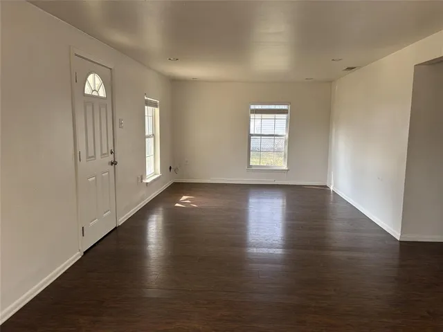 $1,400 | 102 West Elm Street, Edgewood, TX 75117