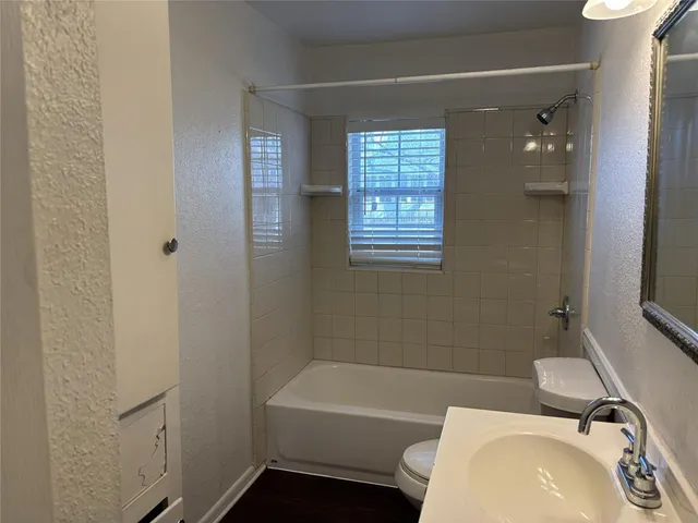 $1,400 | 102 West Elm Street, Edgewood, TX 75117