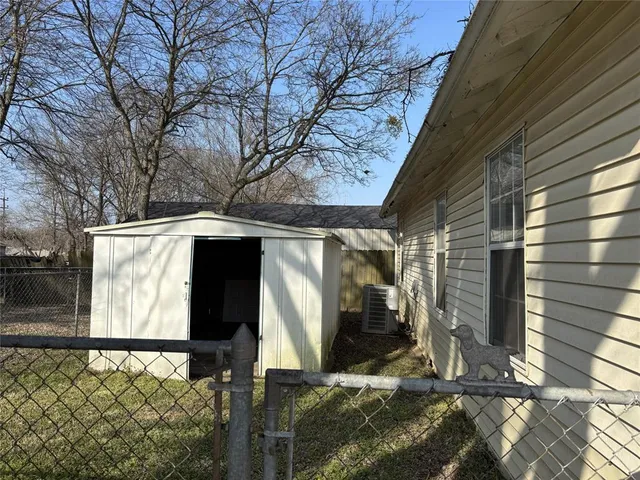 $1,400 | 102 West Elm Street, Edgewood, TX 75117