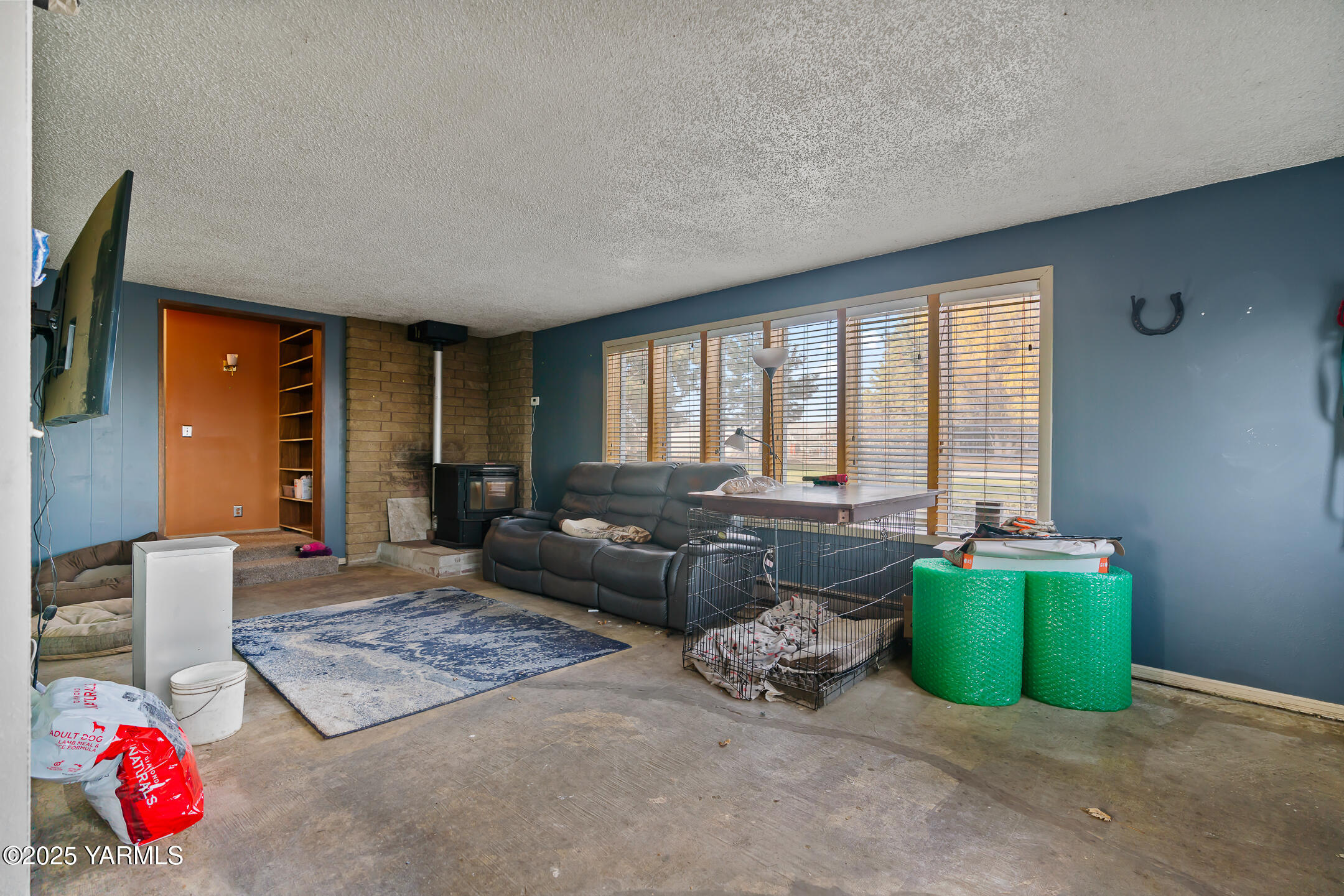 1803 Riverside Road Yakima, WA 98901 - Photo 22 of 53 a living room with furniture and a couch