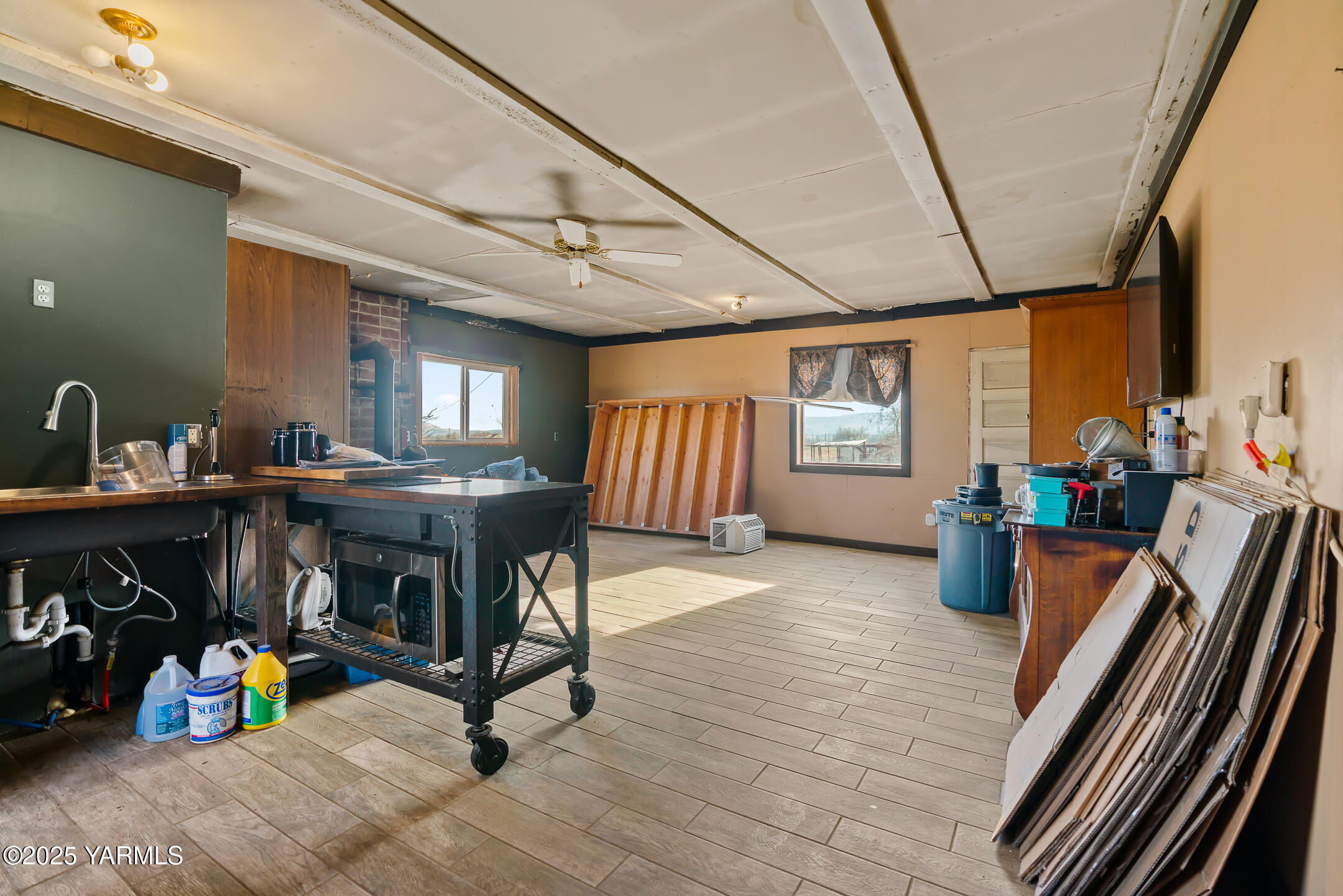 1803 Riverside Road Yakima, WA 98901 - Photo 26 of 53 a living room with furniture and a flat screen tv