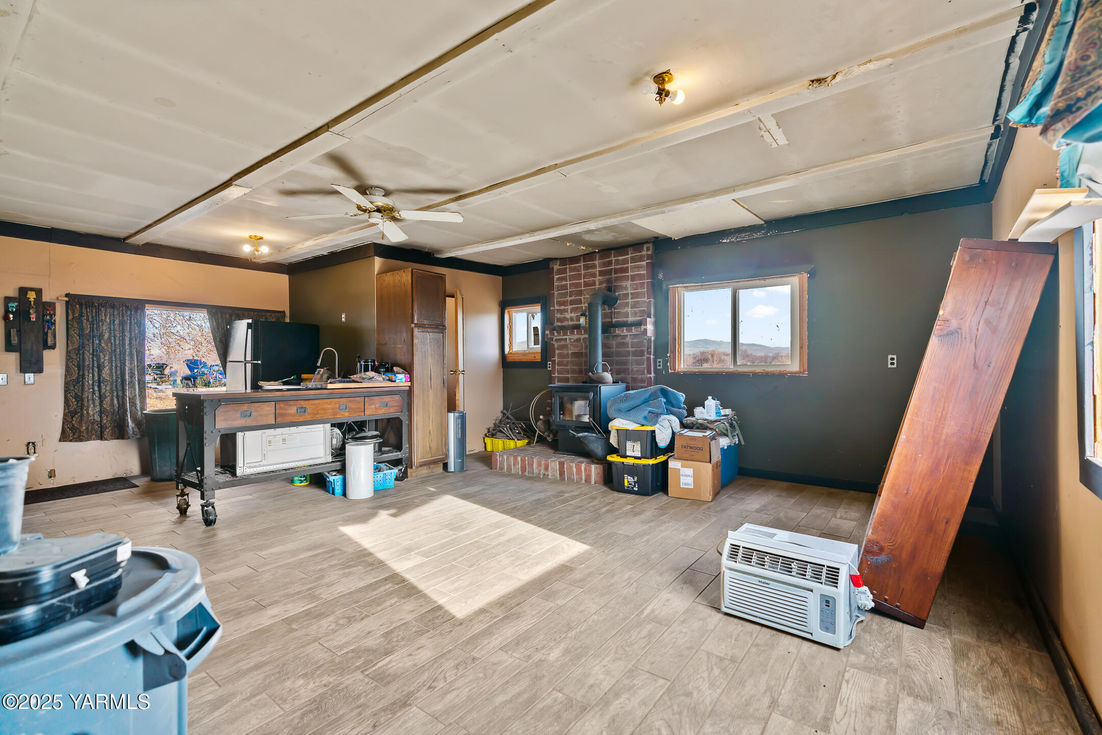 1803 Riverside Road Yakima, WA 98901 - Photo 27 of 53 a living room with furniture and a couch