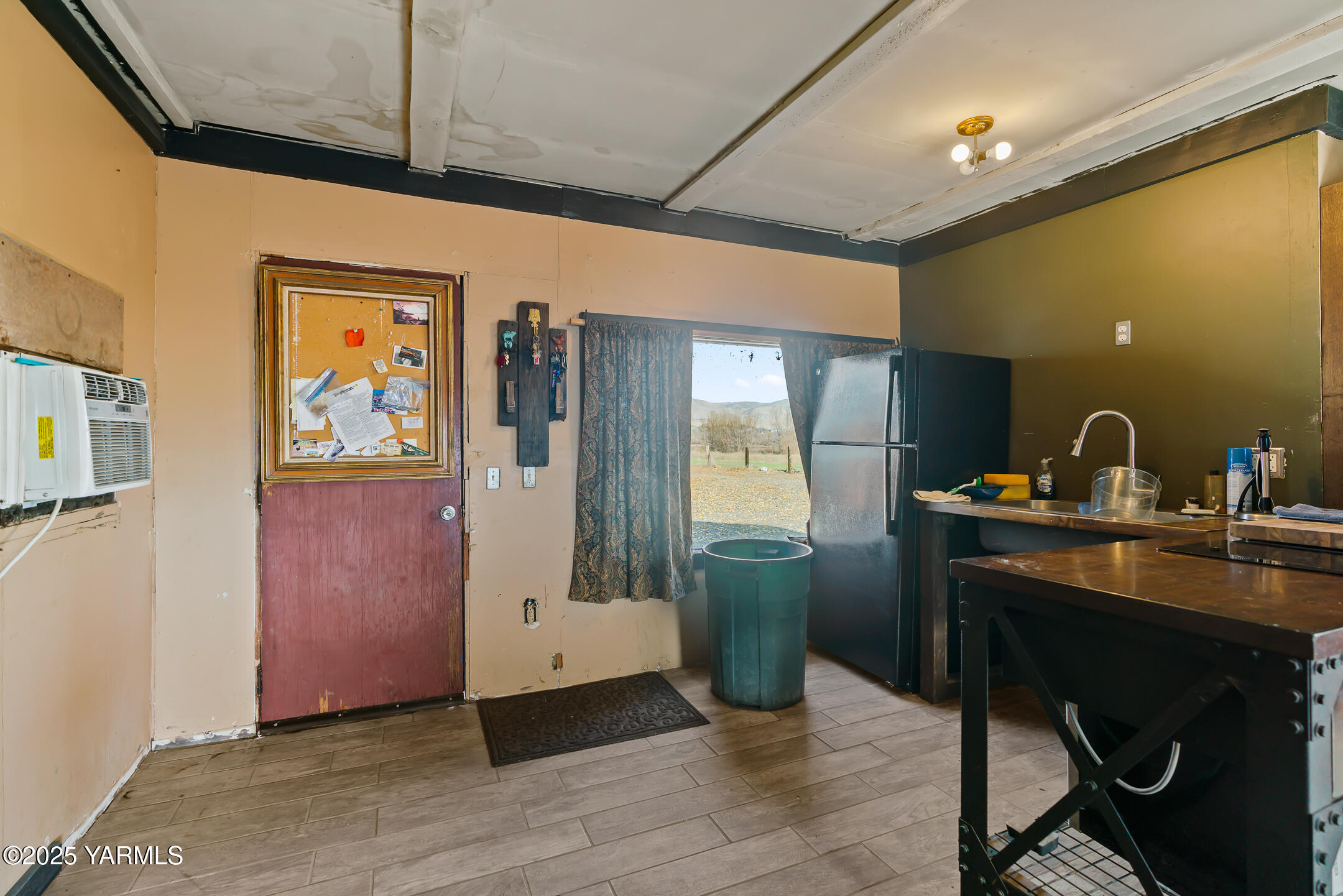1803 Riverside Road Yakima, WA 98901 - Photo 30 of 53 a view of a hallway with workspace