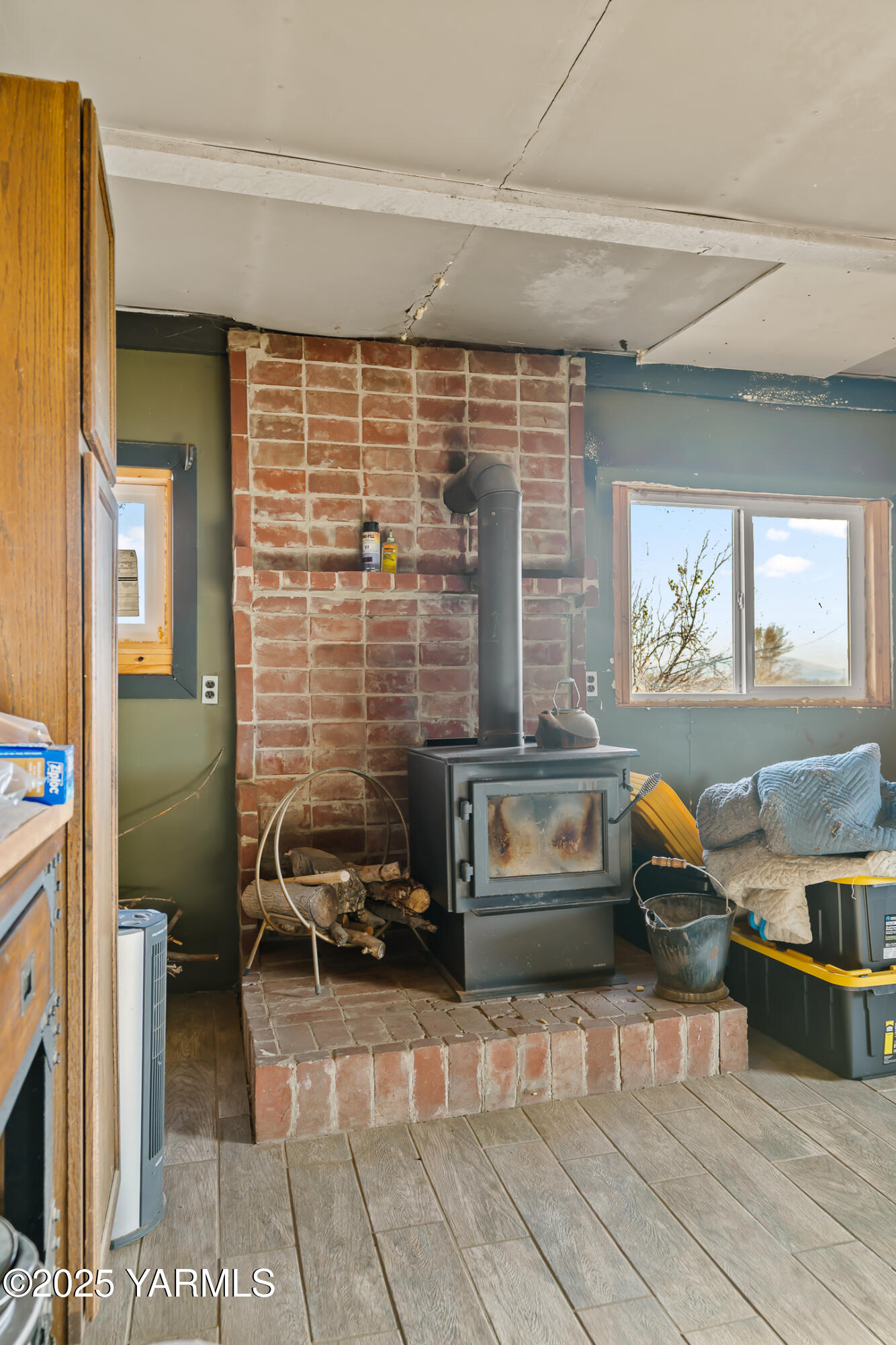 1803 Riverside Road Yakima, WA 98901 - Photo 31 of 53 a bedroom with furniture and a window