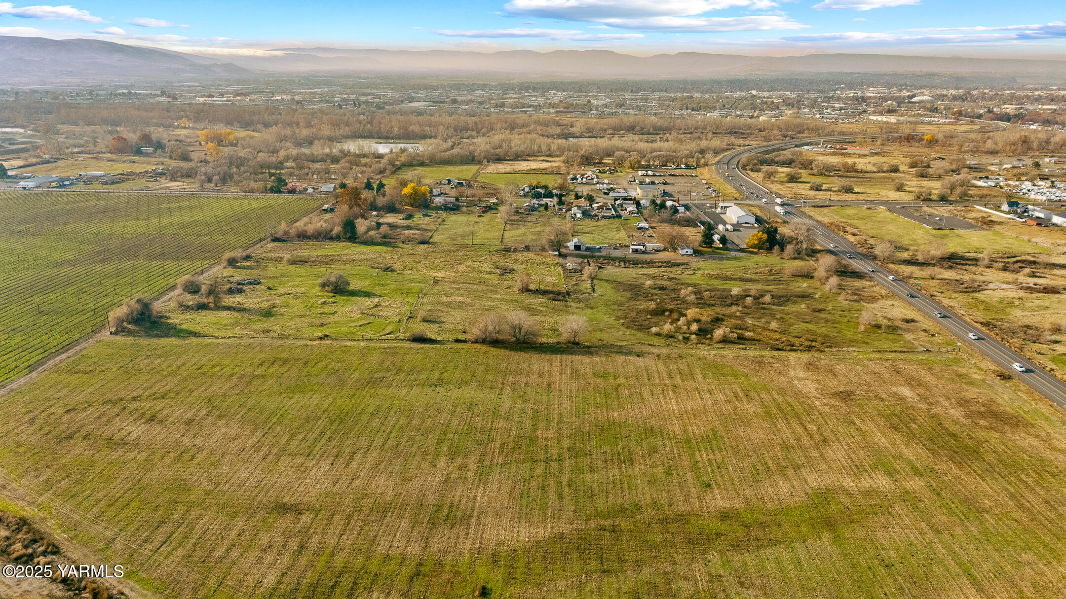 1803 Riverside Road Yakima, WA 98901 - Photo 4 of 53 a view of city and ocean