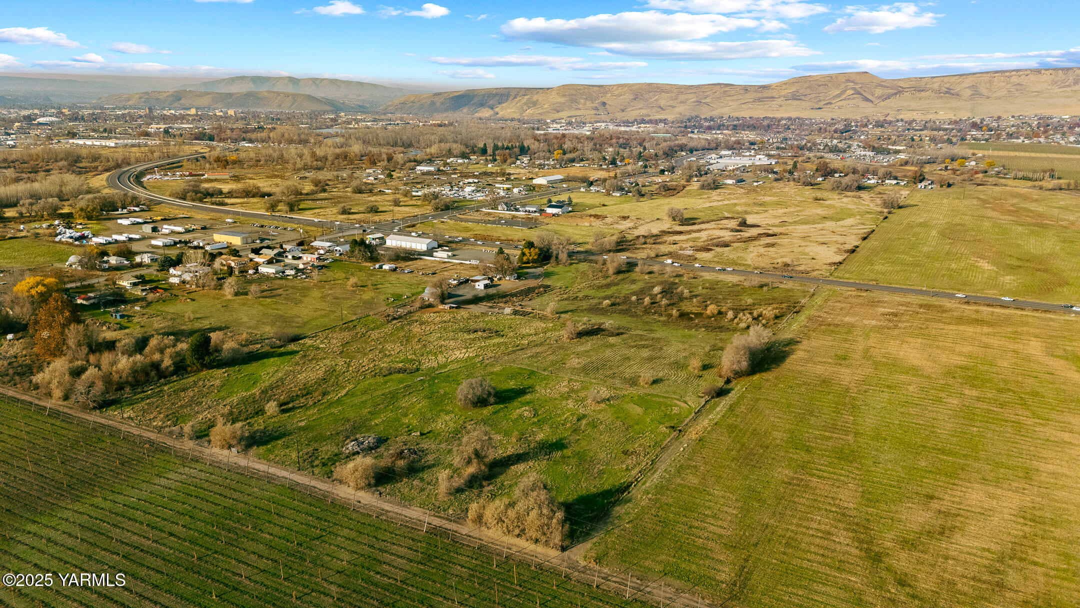 1803 Riverside Road Yakima, WA 98901 - Photo 5 of 53 an aerial view of residential houses with ocean