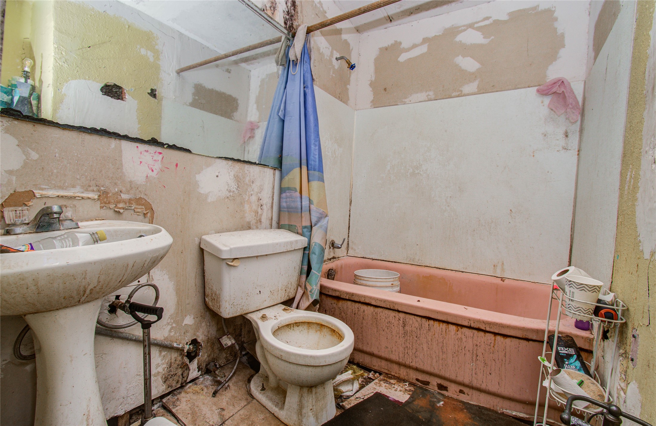 10038 Bamboo Road Houston, TX 77041 - Photo 16 of 36 a bathroom with a sink a toilet and bathtub