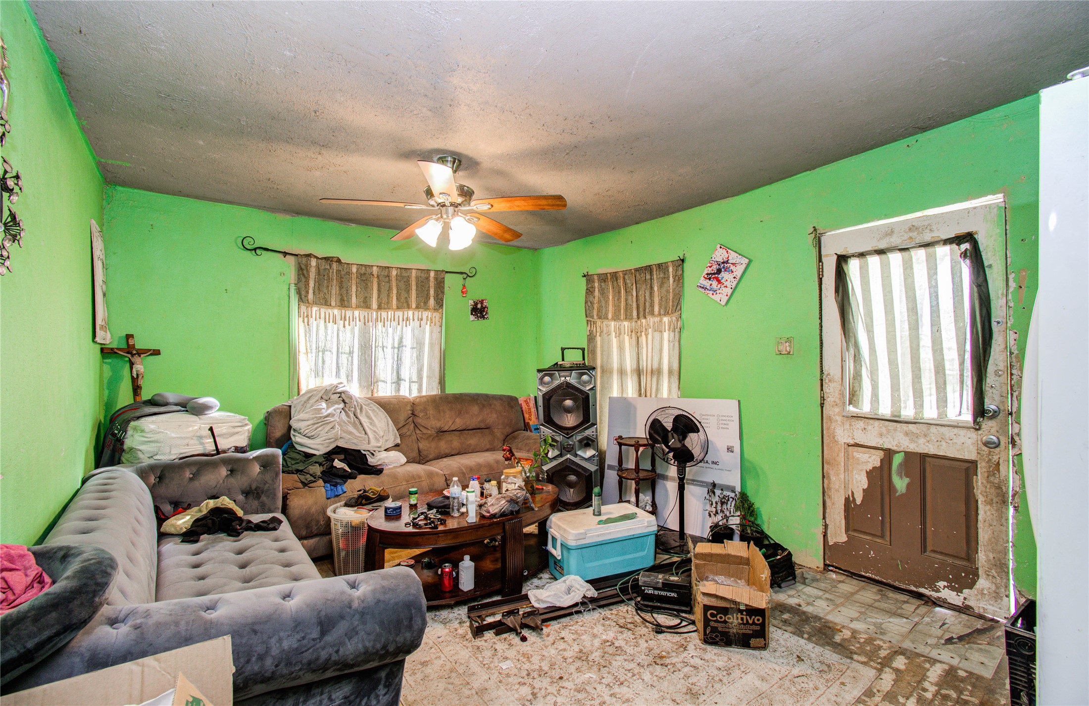 10038 Bamboo Road Houston, TX 77041 - Photo 8 of 36 a living room with furniture and a window