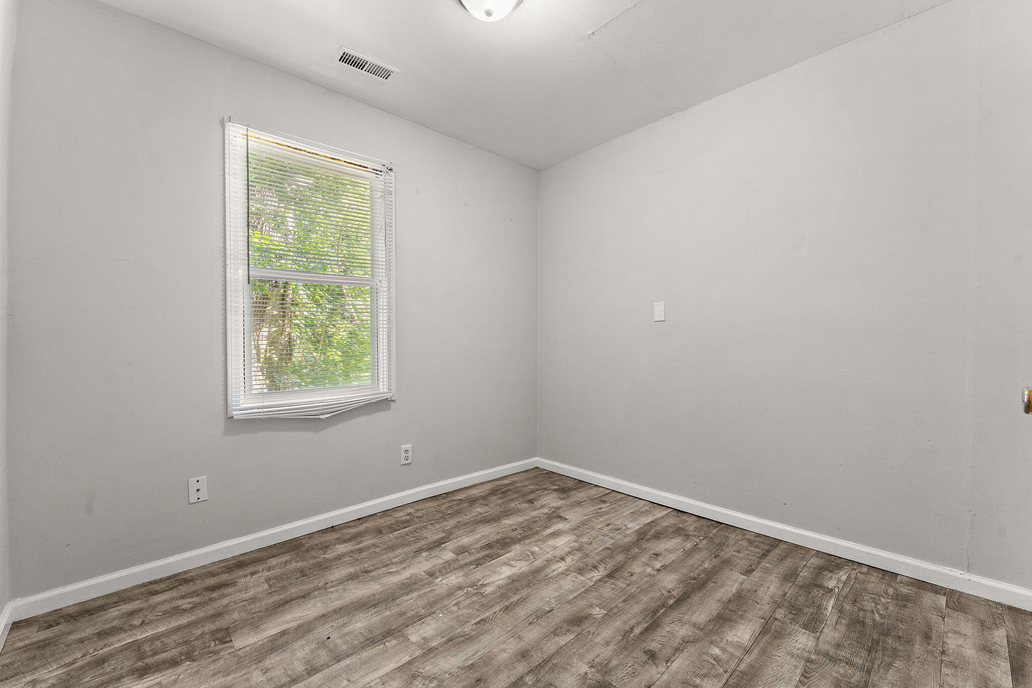 1910 South Calhoun Street Griffith, IN 46319 - Photo 17 of 34 an empty room with a window
