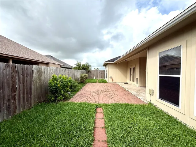 a view of a backyard with pathway