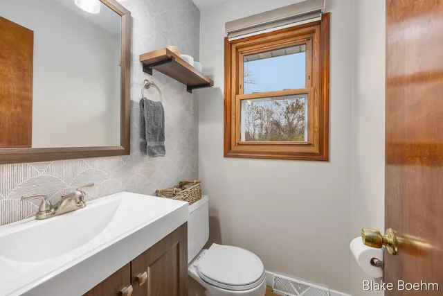 $375,000 | 640 Summerset Drive, Jenison, MI 49428