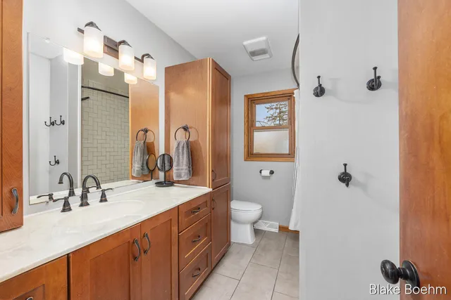 $375,000 | 640 Summerset Drive, Jenison, MI 49428