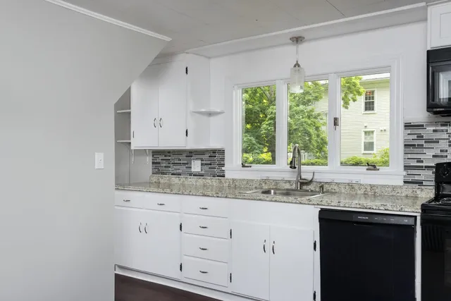 $2,950 | 137 Locust Street, Unit A, Dover, NH 03820