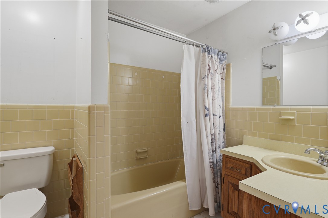 7660 Varann Road Henrico, VA 23231 - Photo 23 of 29 Built-in bathtub with subway tile surround, vanity