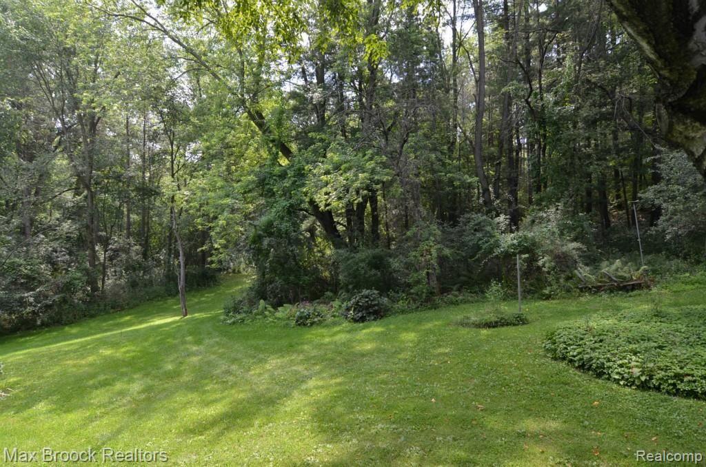 1443 Silver Bell Road Rochester, MI 48306 - Photo 31 of 34 Beautiful yard