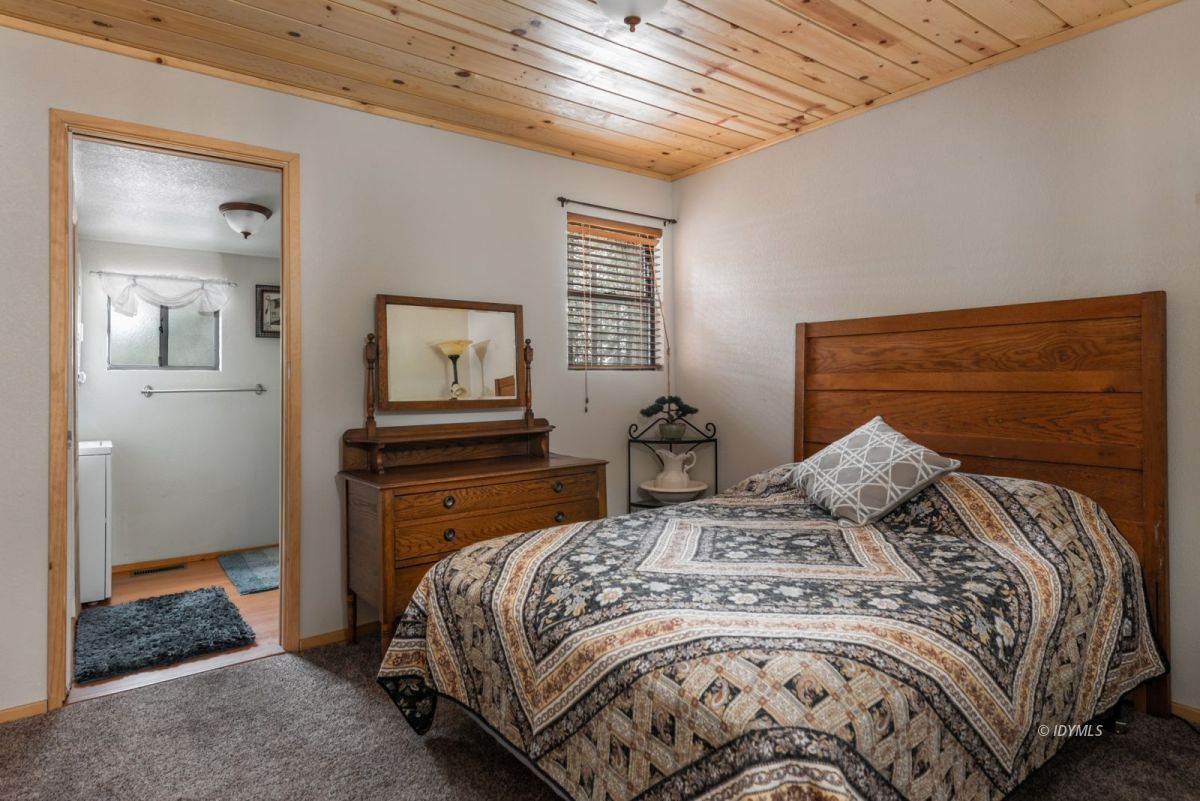 27140 Saunders Meadow Road Idyllwild, CA 92549 - Photo 10 of 25 a bedroom with a bed and wooden floor