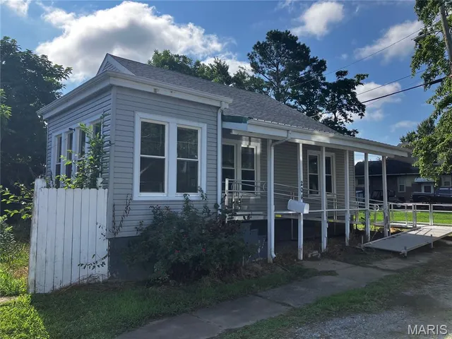 $68,900 | 204 South Douglas Street, West Frankfort, IL 62896