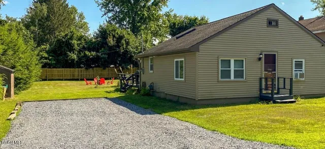 $2,000 | 10 Newark Street, Saratoga Springs, NY 12866