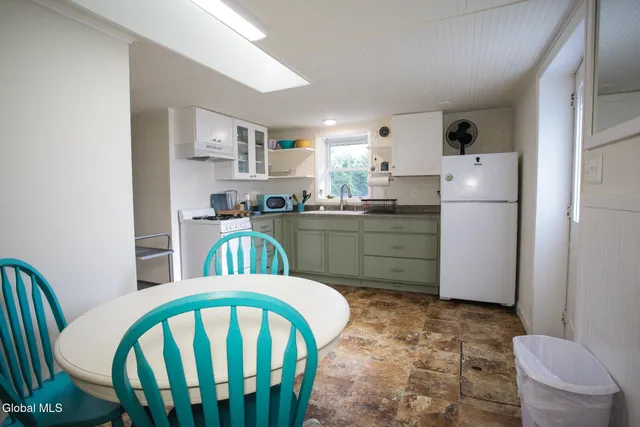 $2,000 | 10 Newark Street, Saratoga Springs, NY 12866