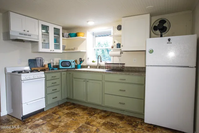 $2,000 | 10 Newark Street, Saratoga Springs, NY 12866