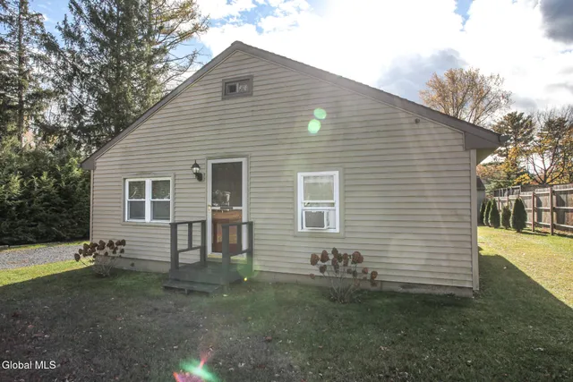 $2,000 | 10 Newark Street, Saratoga Springs, NY 12866