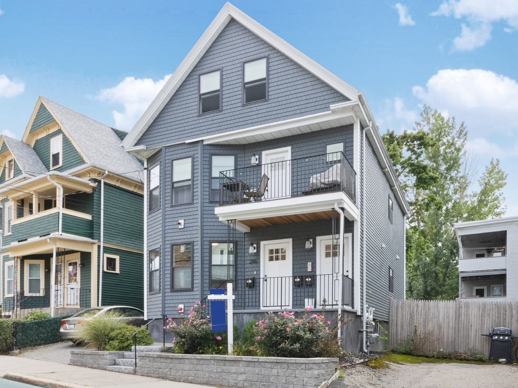 286 Summer Street, Unit 2 Somerville, MA 02144 - Photo 2 of 37 a front view of a house