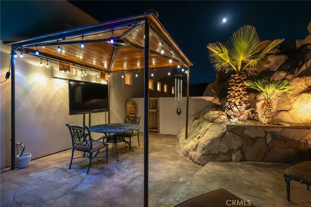 a view of a backyard