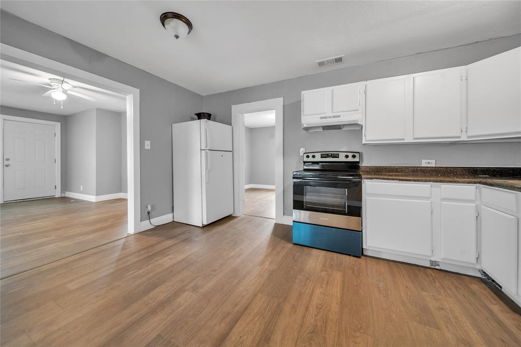 802 South Jackson Street Kaufman, TX 75142 - Photo 9 of 16 a kitchen with granite countertop a stove and a refrigerator