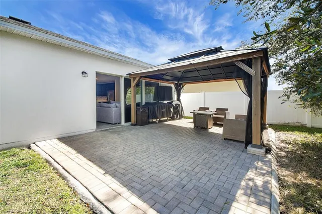 a view of a back yard