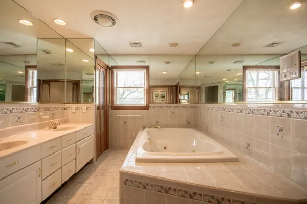 $2,500,000 | 3622 Main Road, Tiverton, RI 02878