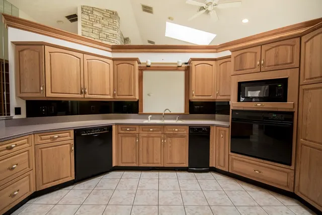 $2,500,000 | 3622 Main Road, Tiverton, RI 02878