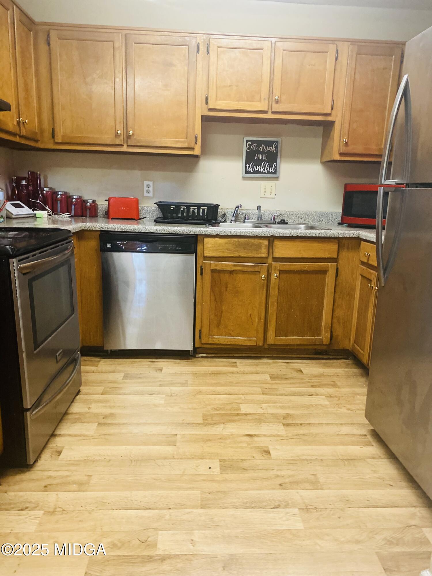 4496 Thrasher Circle Macon, GA 31206 - Photo 2 of 6 a kitchen with granite countertop a sink and cabinets