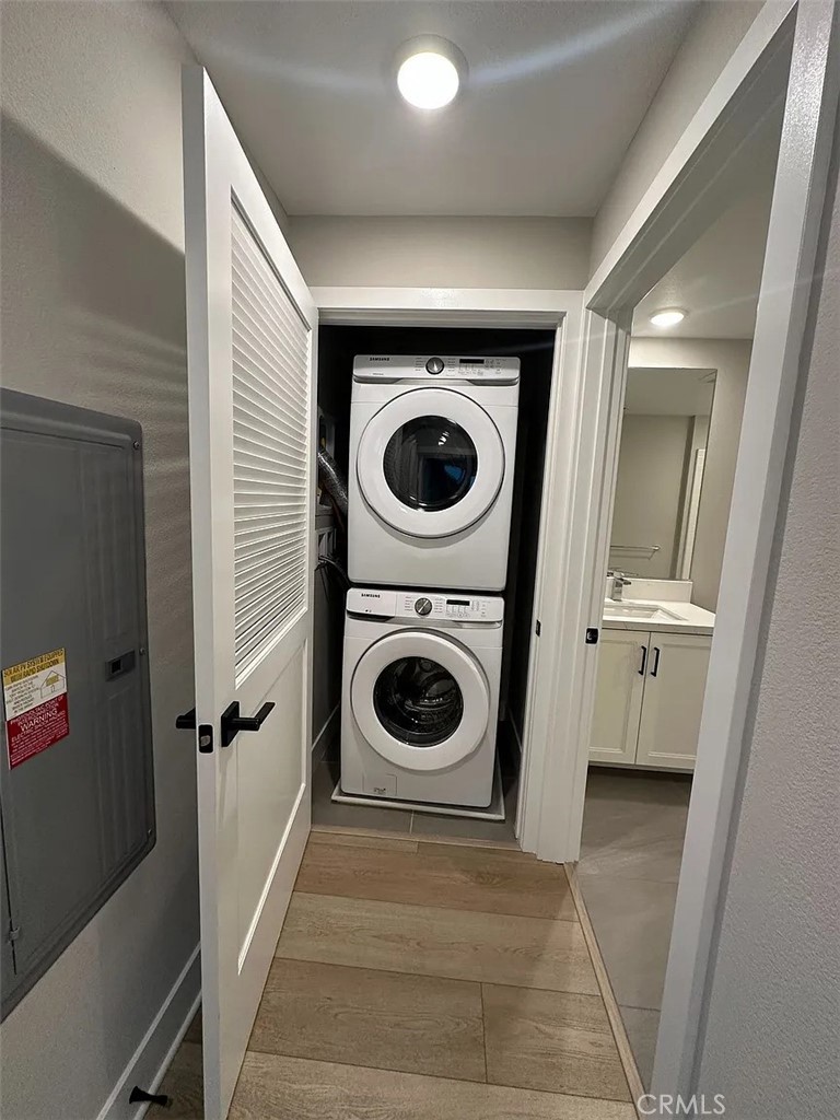 16450 Veterans Way, Unit 308 Tustin, CA 92782 - Photo 11 of 11 a utility room with dryer and washer