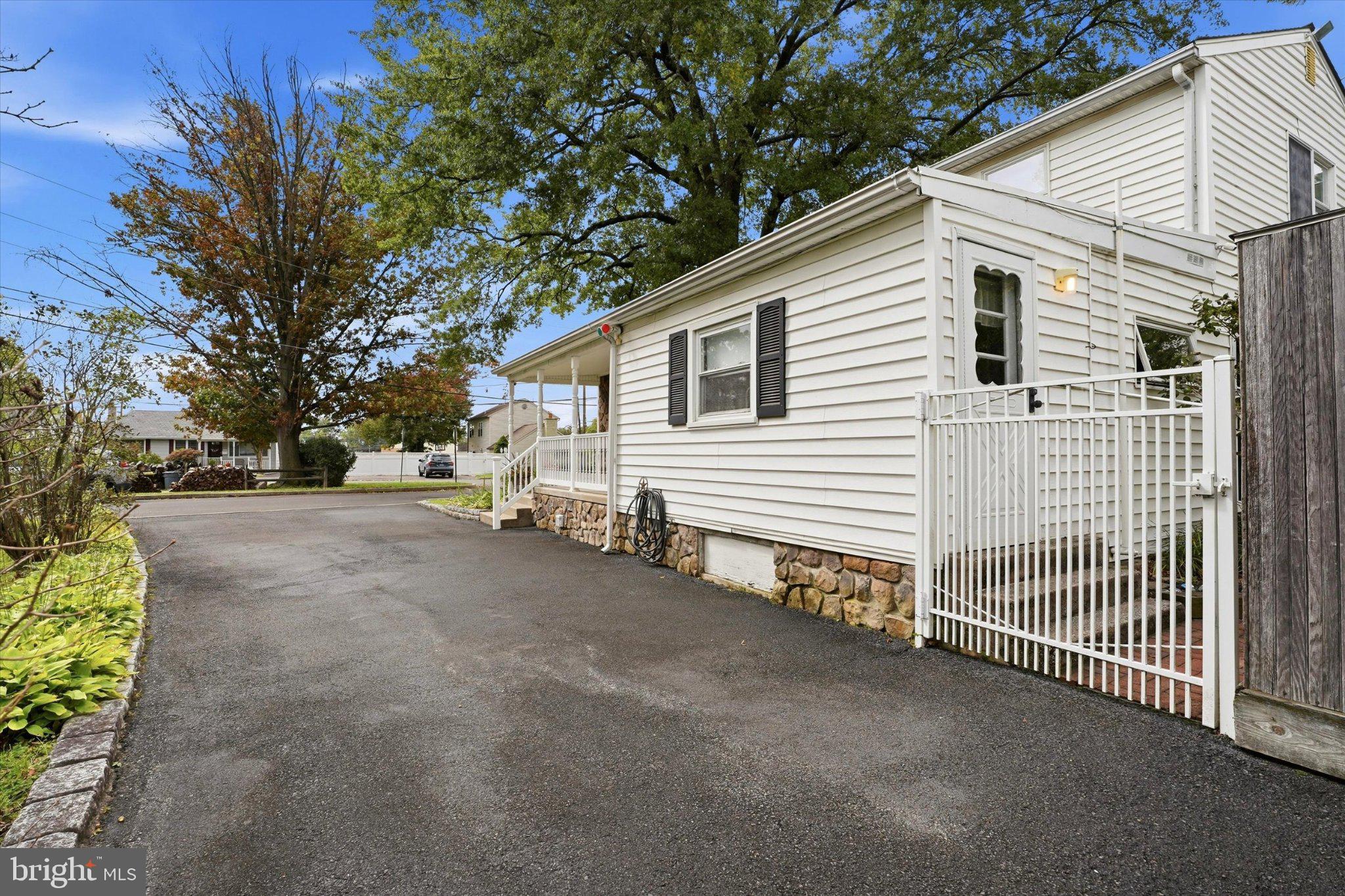 43 Greene Road Warminster, PA 18974 - Photo 23 of 23 Front Driveway Entry