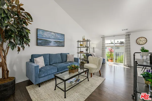 $435,000 | 7439 Woodman Avenue, Unit 25, Van Nuys, CA 91405