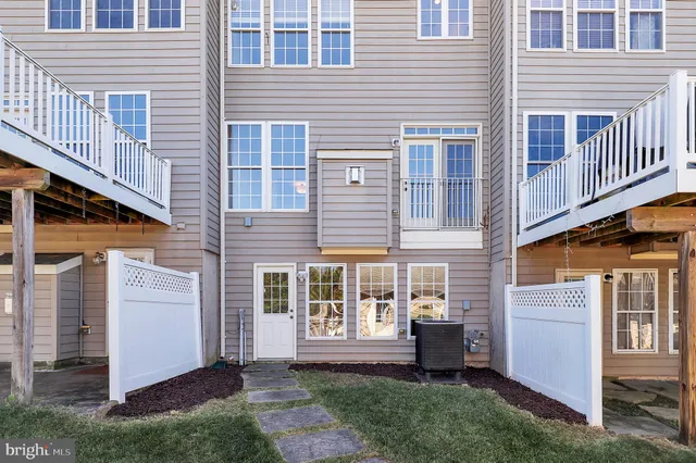 a view of front of a house with a yard