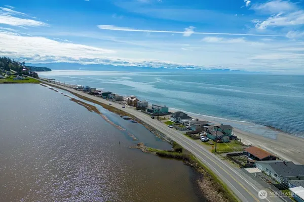 $1,295,000 | 2585 West Beach Road, Oak Harbor, WA 98277