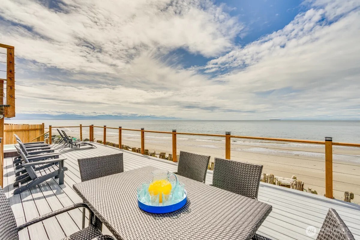 2585 West Beach Road Oak Harbor, WA 98277 - Photo 12 of 36