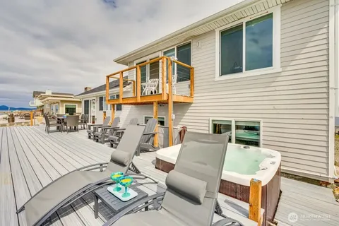 $1,295,000 | 2585 West Beach Road, Oak Harbor, WA 98277