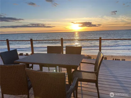 $1,295,000 | 2585 West Beach Road, Oak Harbor, WA 98277