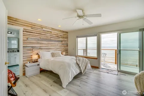 $1,295,000 | 2585 West Beach Road, Oak Harbor, WA 98277