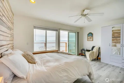 $1,295,000 | 2585 West Beach Road, Oak Harbor, WA 98277