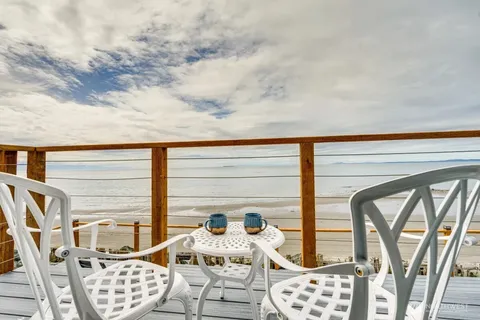 $1,295,000 | 2585 West Beach Road, Oak Harbor, WA 98277