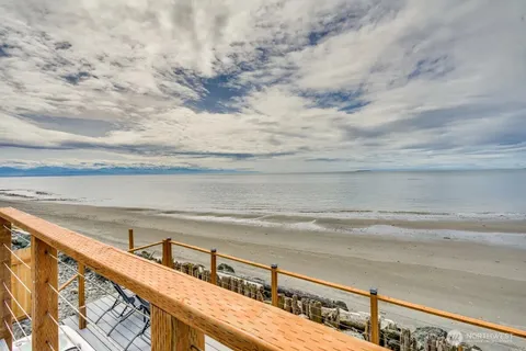 $1,295,000 | 2585 West Beach Road, Oak Harbor, WA 98277